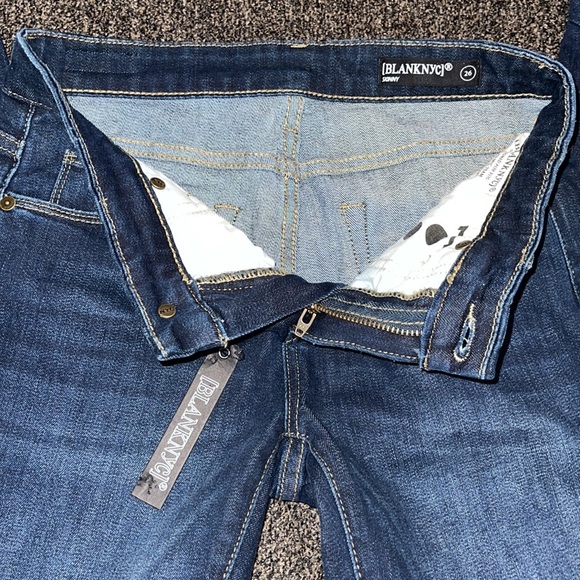 BLANKNYC FITTED FLARED RAW HEM JEANS. NEW WITH TAGS Size 26. - Picture 9 of 16
